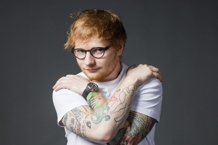 Der Popstar Ed Sheeran mit seinem Markenzeichen die Kupfer Haarfarbe