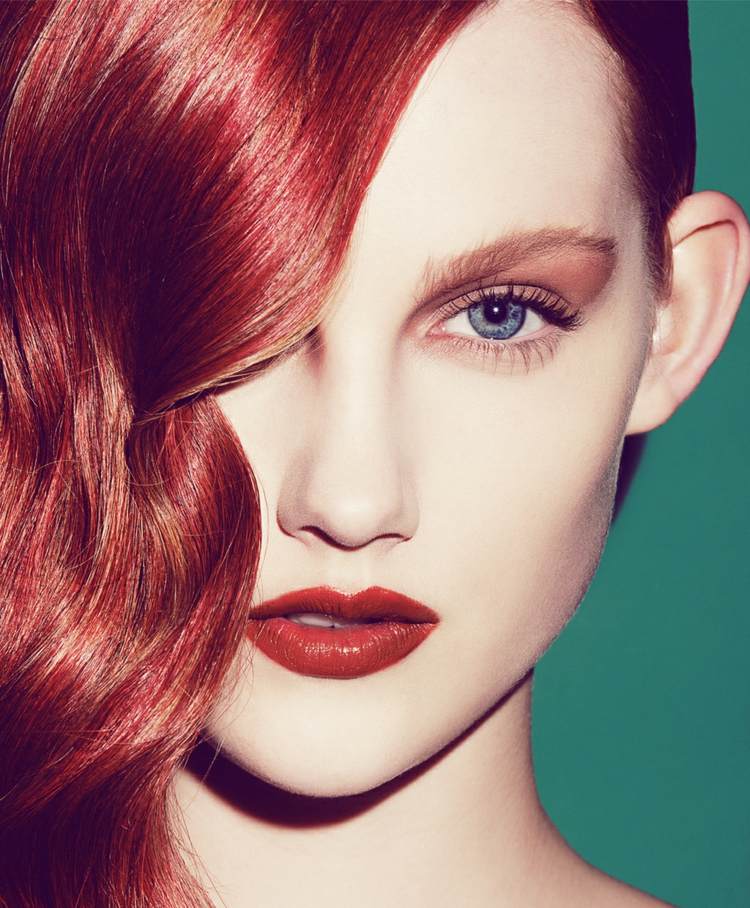 Dunkelrote Haare Make-Up Tipps und Ideen roter Lippenstift
