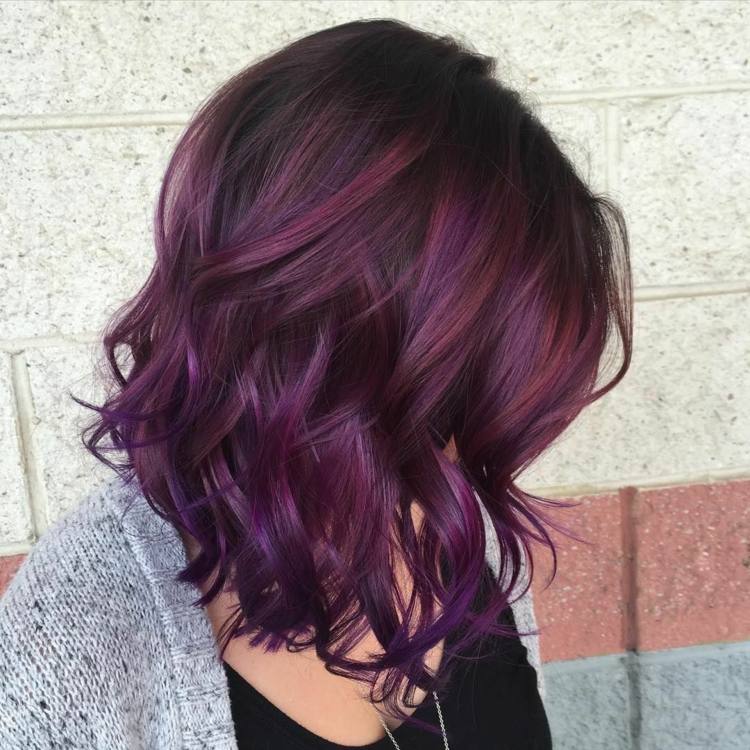 Dunkelrote Haare violett Auberginen Haarfarben Frisurideen Haartrends kurze Haare Dame