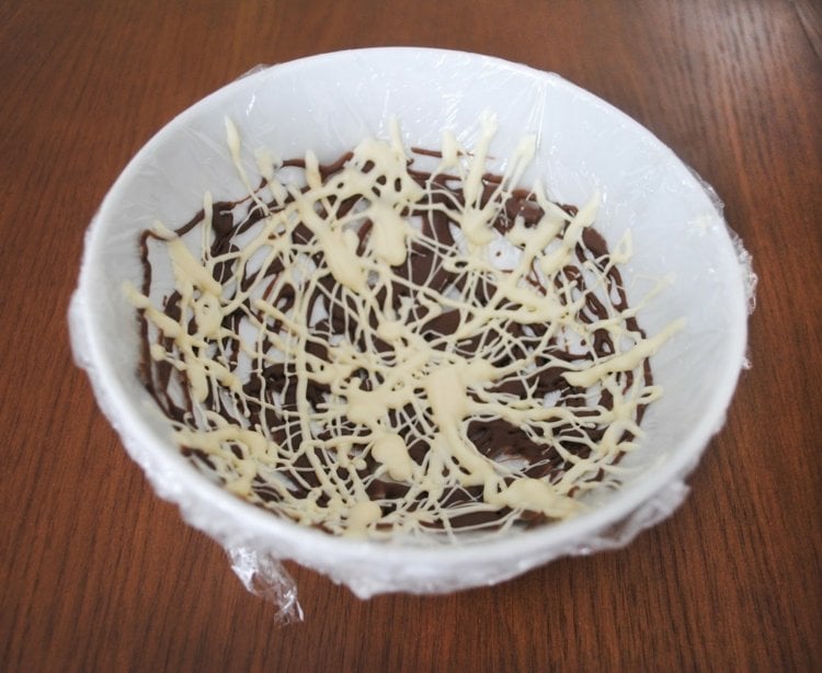 Ein Osternest aus Schokolade selber machen für die Torteneko