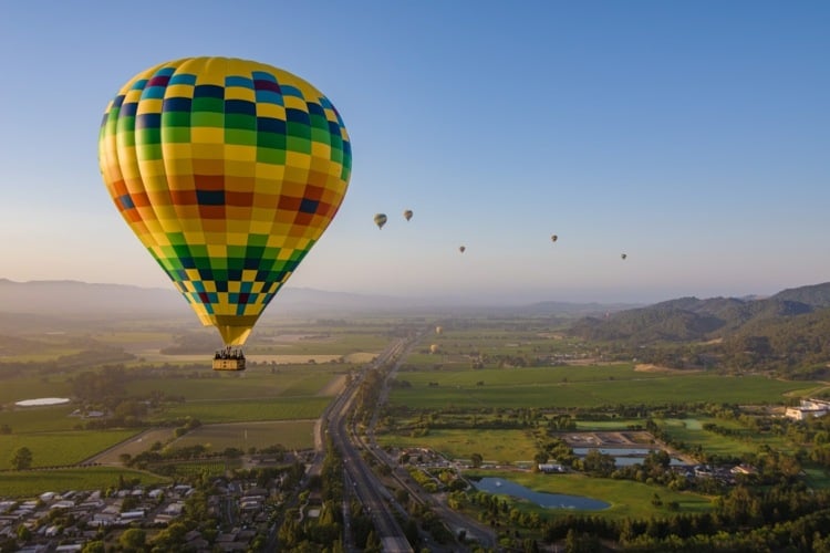 Eine Fahrt im Heißluftballon ist eine extreme Idee als Überraschung für die Mutter