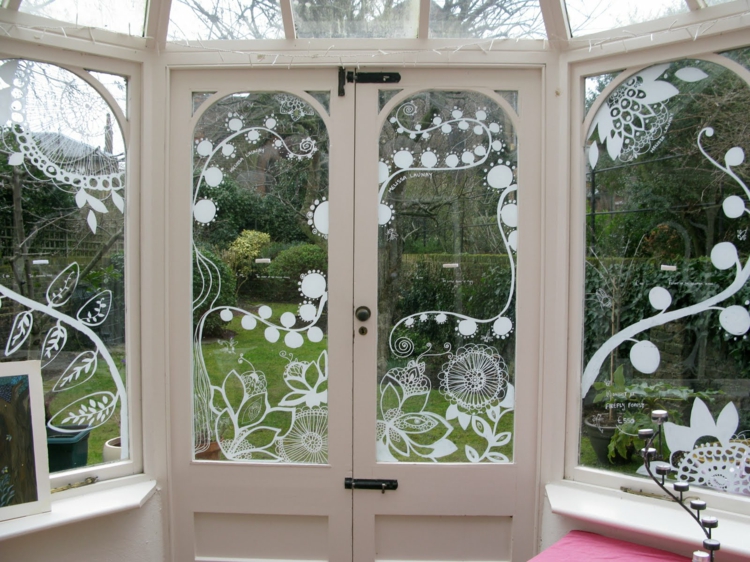 Eine romantische Fensterdeko mit Kreidemarker für Wintergärten oder Eingangsbereiche