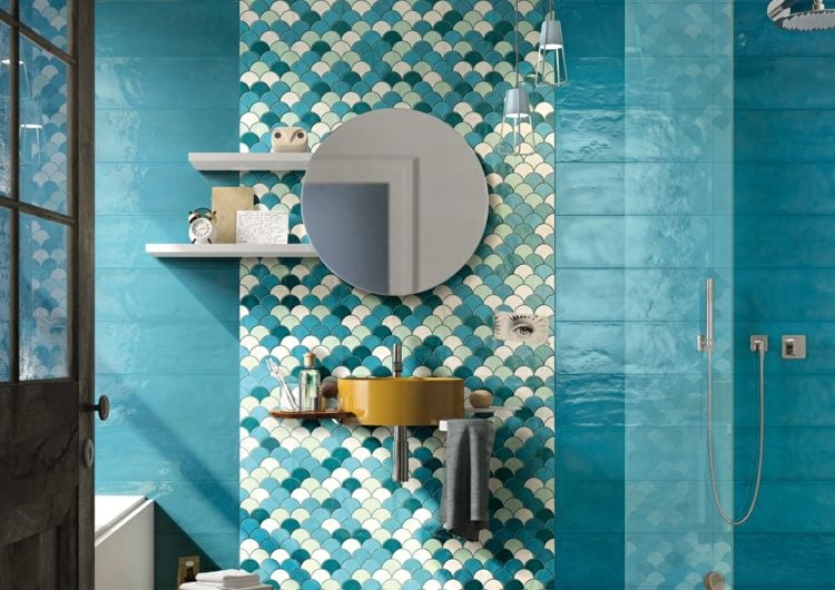 Fischschuppen Fliesen im Mosaik Stil für das blaue Badezimmer