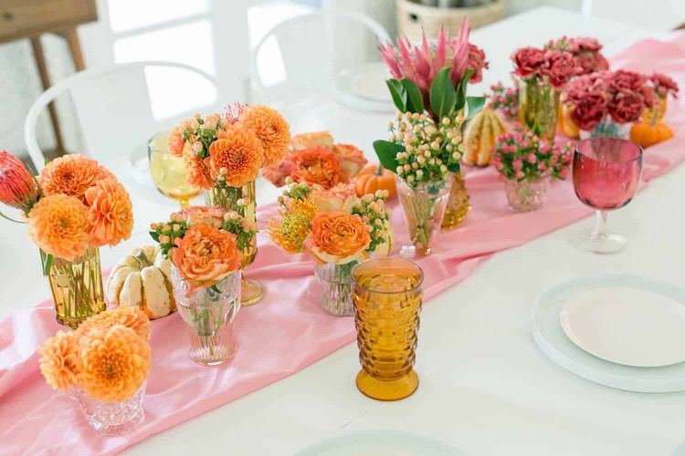 Frühling Blumendeko im Weinglas orange Tischdeko