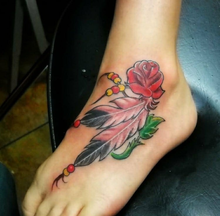 Fuß Tattoo Blumen Rose mit Federn Tattooideen Frau