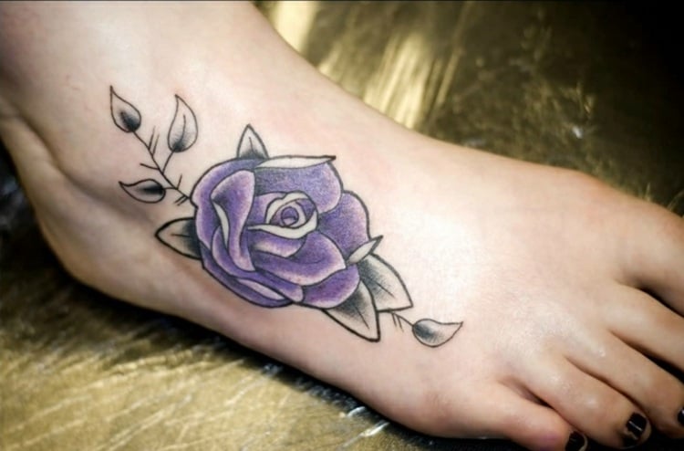 Fuß Tattoo Frau Blumen lila Rose Tattooideen