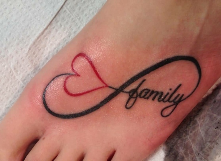 Fuß Tattoo Herz Schriftzug Frau