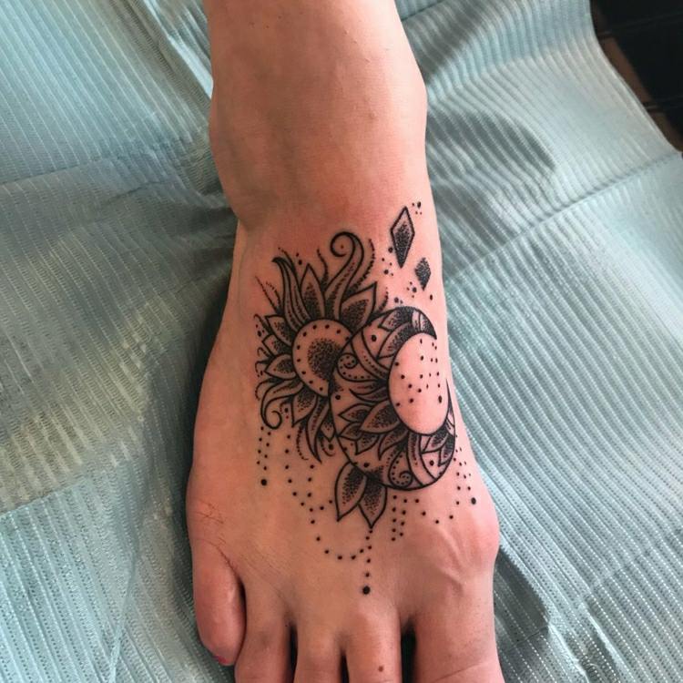 Fuß Tattoo Mandala Frau Sonne Tattootrends