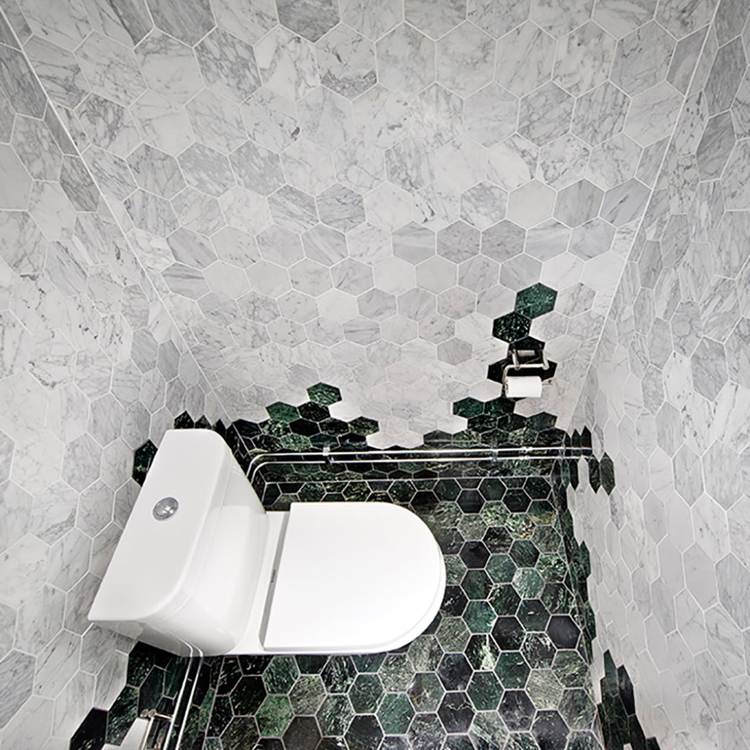 Gäste WC Ideen Sechseck-Fliesen aus weißem und grünem marmor