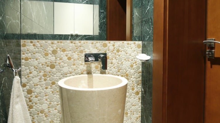 Gäste WC Säulenwaschtisch Wandfliesen Mosaik beige Bubble und grüner Marmor