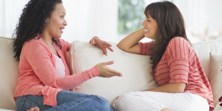 Gespräche mit Freunden oder der Familie helfen gegen Stress, Sorgen und Ängste