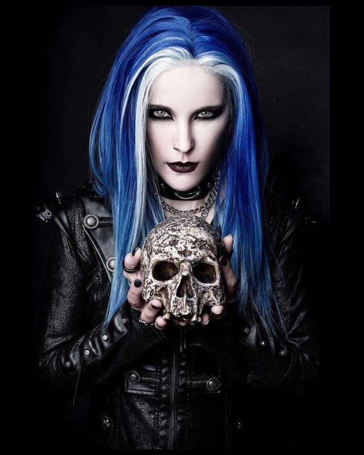 Gruftis Gothic Subkultur Frau mit schwarzem Make-up und blauen Haaren