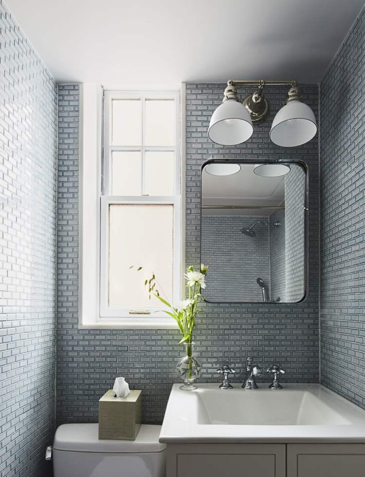 Gäste WC Ideen im Urban Style mit blau-grauen Kacheln im Kleinformat