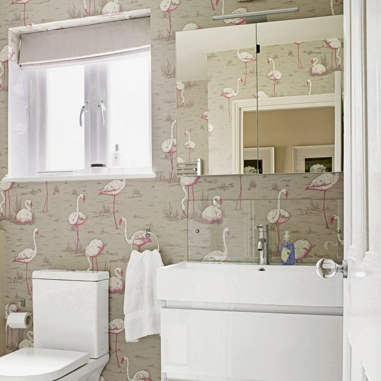 Gäste WC Ideen mit Fliesen mit Flamingos und weißen modernen Möbeln