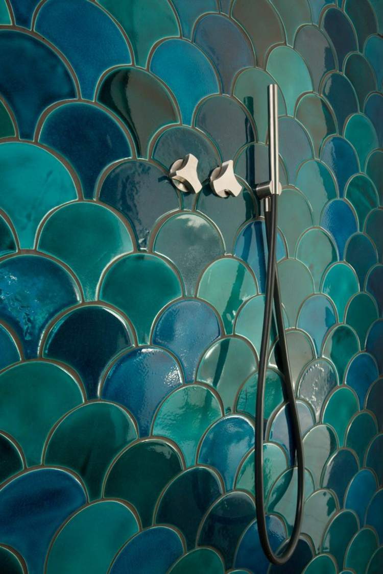 Idee für eine Dusche mit dunklen Blau- und Grüntönen und Schuppenmuster