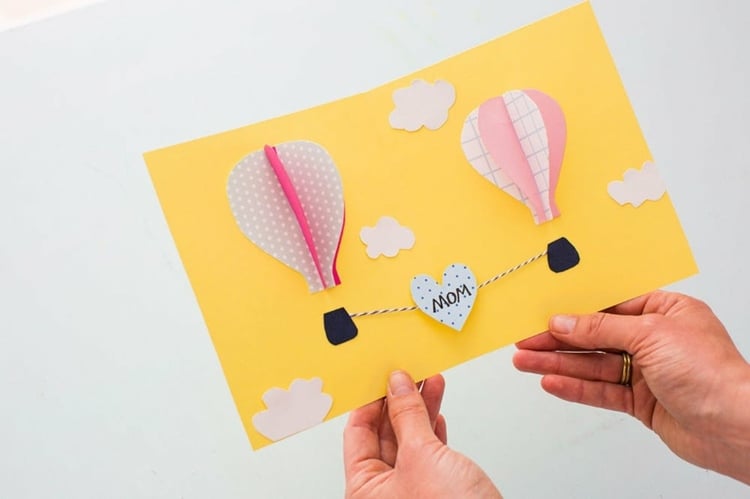 Idee zum Muttertag mit Heißluftballons aus Papier