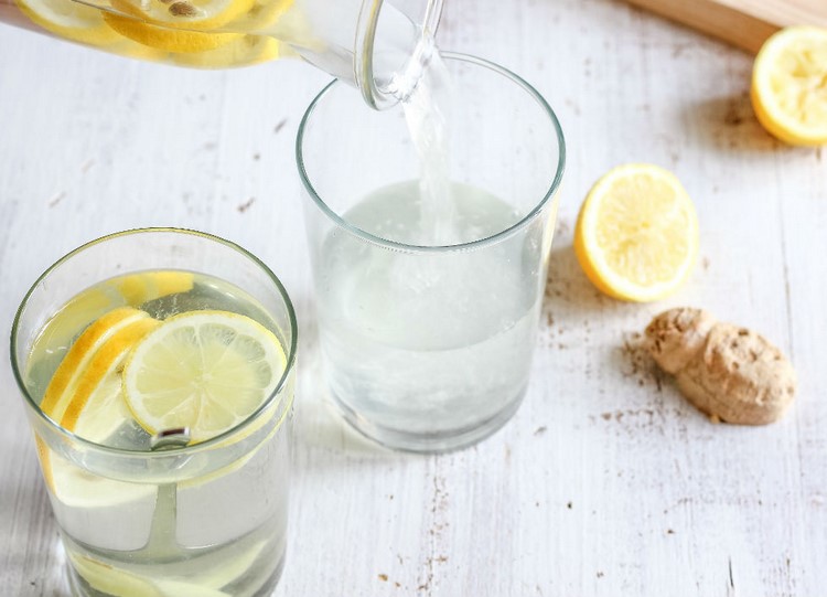 Ingwerwasser mit Zitrone zubereiten kalt trinken
