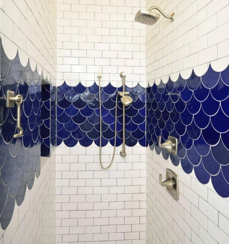 Inspiration für die Dusche mit blauen Fischschuppenfliesen und weißen Kacheln