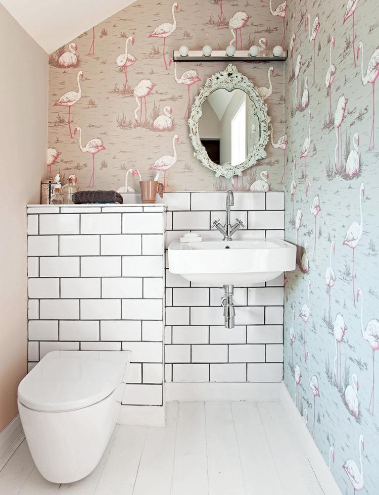 Klassisch und modern zugleich - Gäste WC Ideen mit Kacheln und Flamingo Tapete