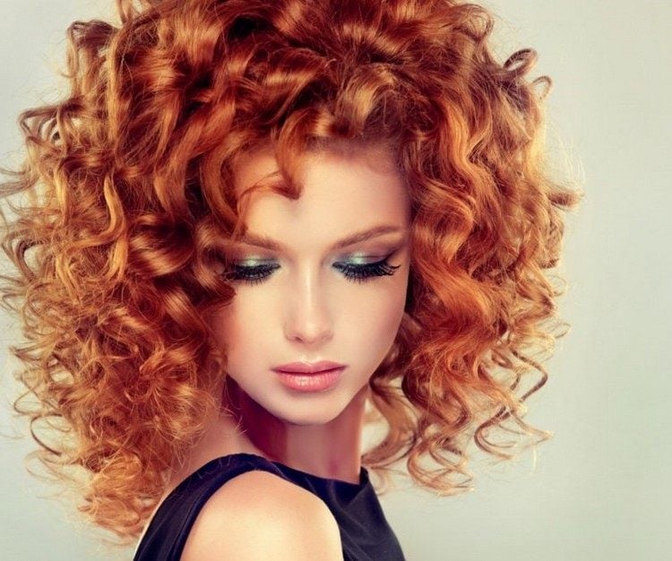 Kupfer Orange Haarfarbe mit heller Nuance Naturlocken mittellanges Haar