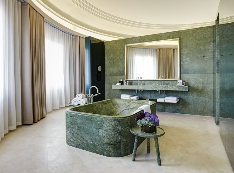 Luxusbadezimmer Badewanne aus grünem Marmor Beistelltisch Wandgestaltung Doppelwaschtisch