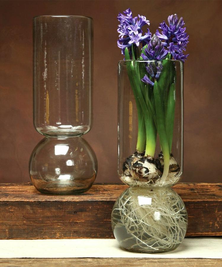 Mit hübschen Vasen im Frühling dekorieren