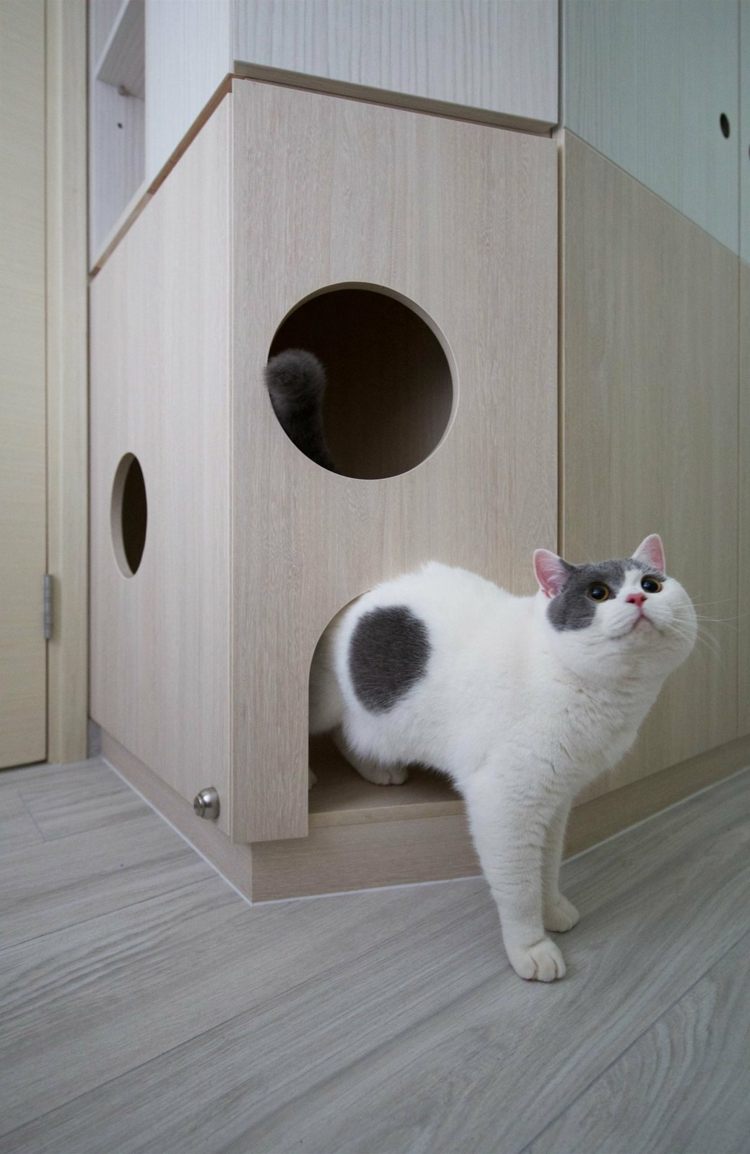 Multifunktionale Möbel im Schlafzimmer zum Verstauen und mit Haus für die Katze
