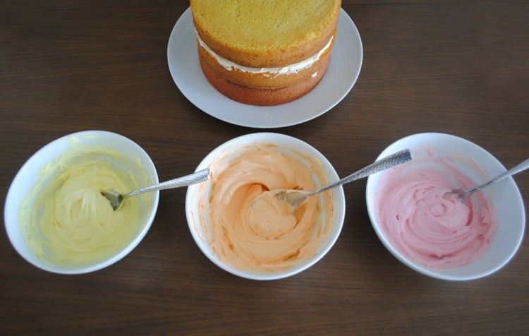 Ombre Torte zu Ostern mit Buttercreme in drei Farben