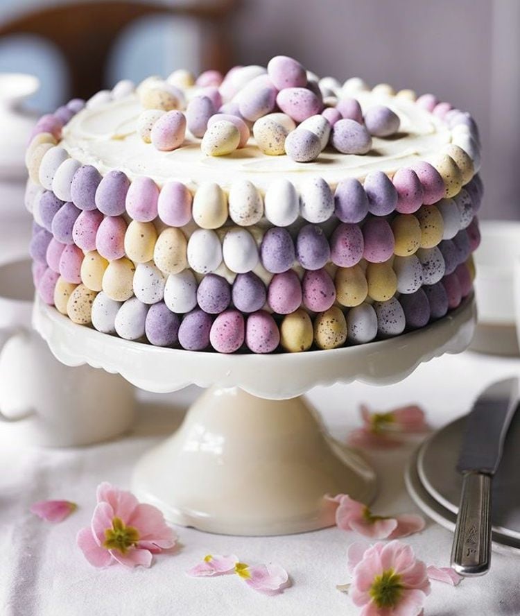 Ombre Torte zu Ostern mit bunten Eiern dekorieren