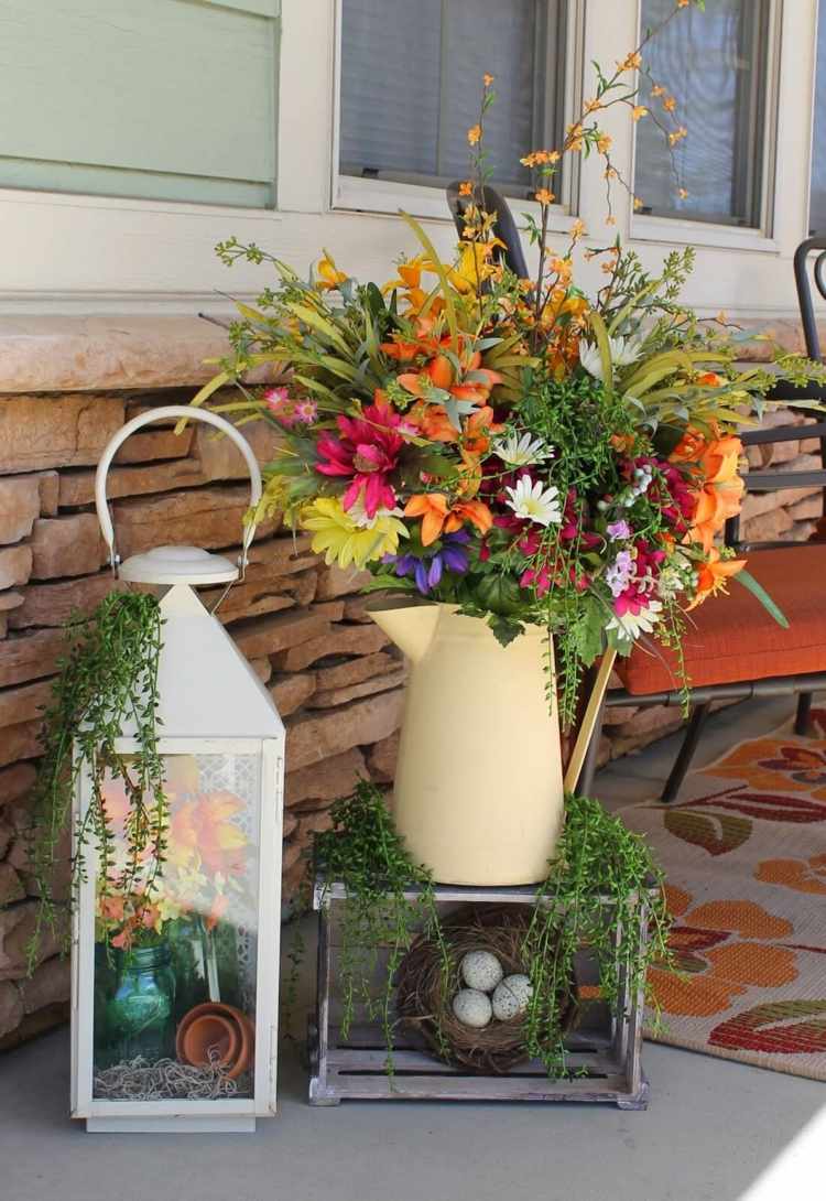 Osterdeko mit Laterne und buntem Blumenstrauß für Garten und Terrasse