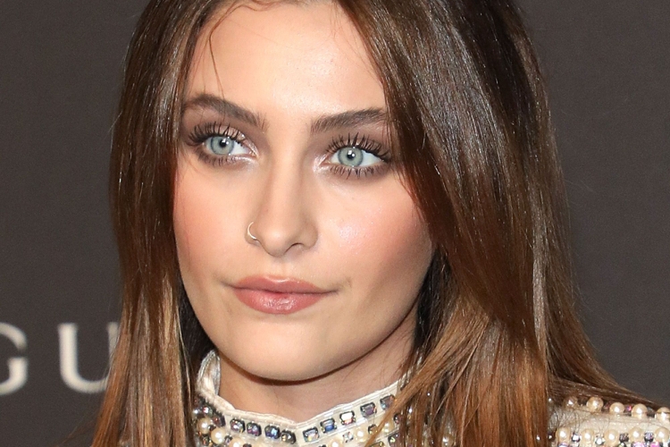 Paris Jackson mit dunklen Haaren und mittellangen braunen haaren