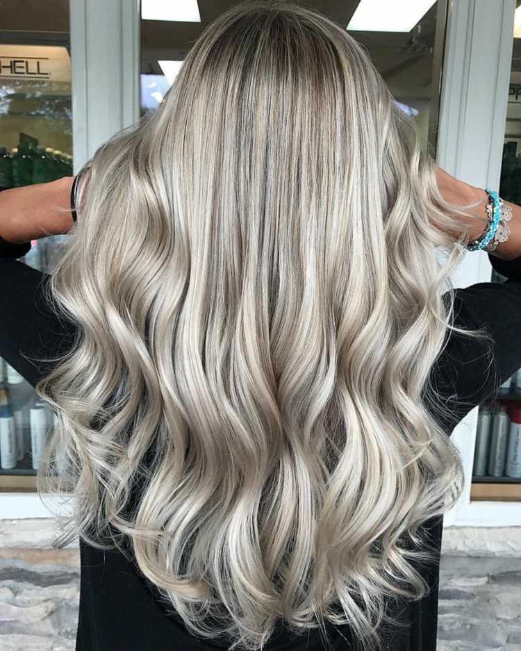 Platinum blond Haare mit Strähnen Lange Haare Damenfrisuren Haartrends