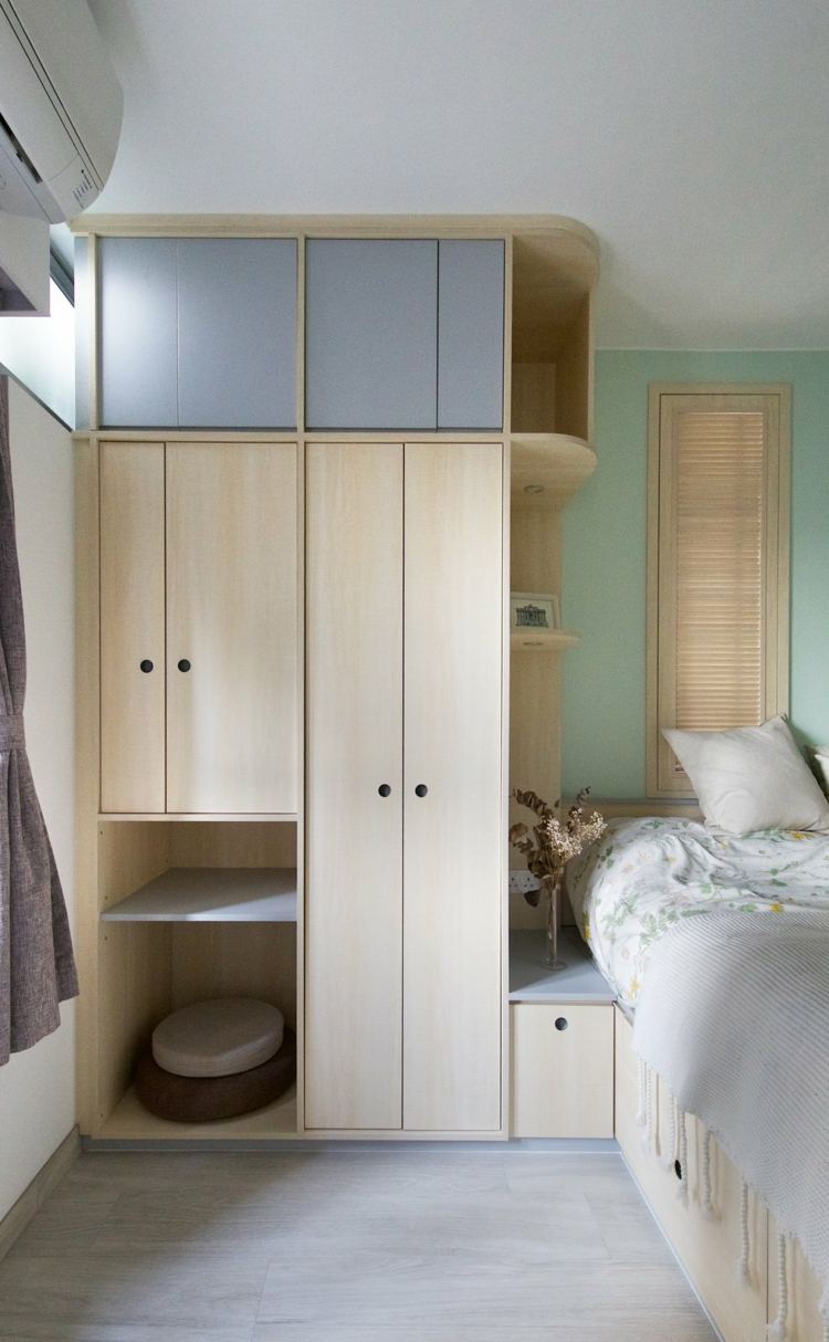 Schlafzimmer Einrichtung Idee mit deckenhohem Schrank und Bett