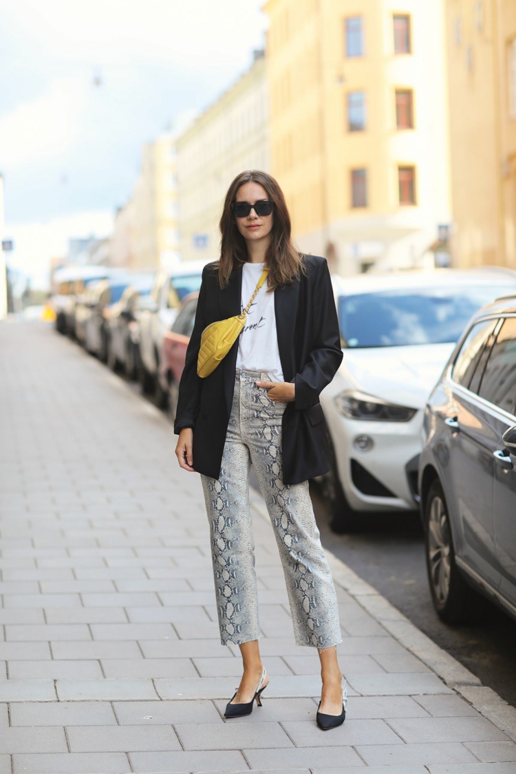 Schlangenmuster Hose richtig kombinieren schwarzer Blazer Modetrends Damen