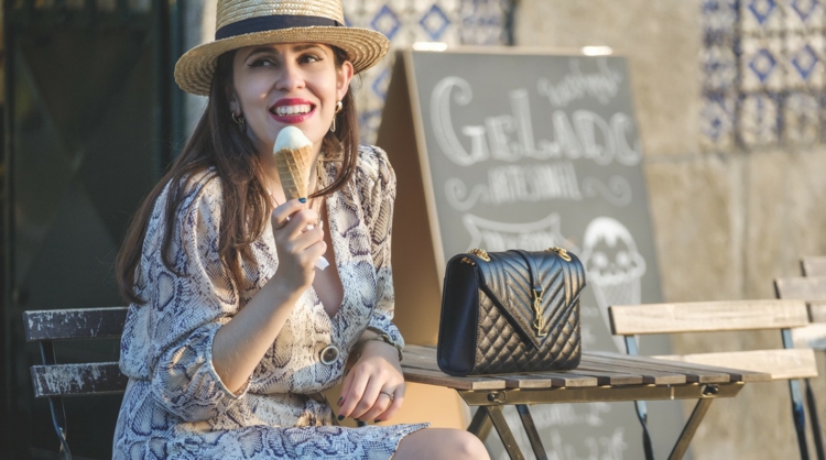 Schlangenmuster Kleid Hut schwarze Handtasche Outfitideen Damen