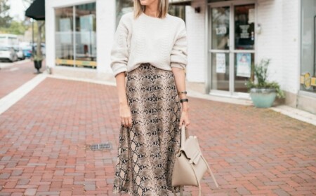 Schlangenmuster Rock knielang Pullover Handtasche beige Modetrends