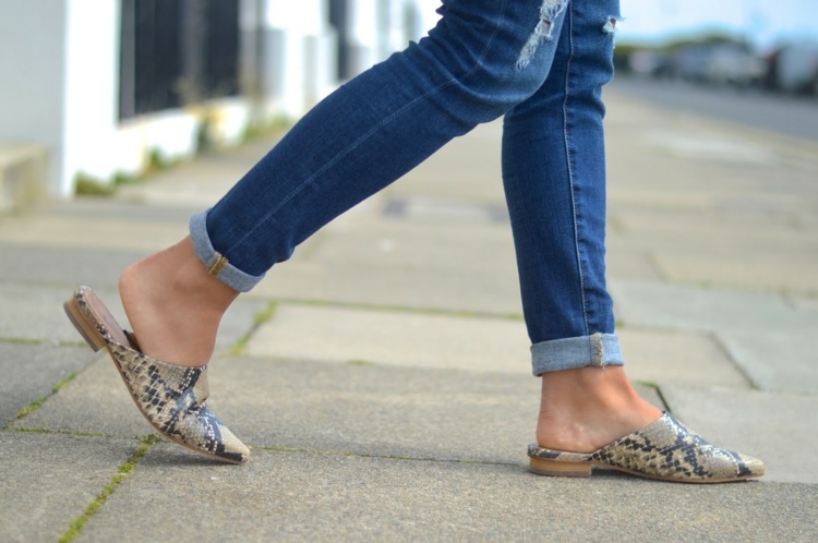 Schlangenmuster Schuhe kombinieren Jeans modetrends damen