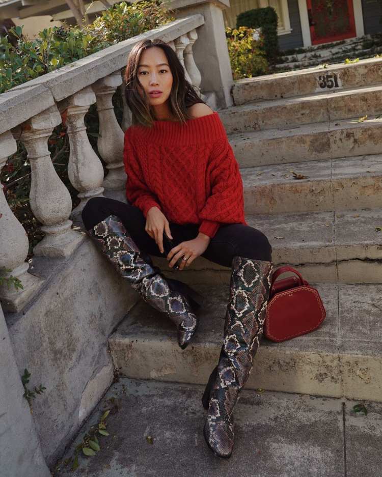 Schlangenmuster Stiefel kombinieren roter Pullover schwarze Hose Mode Damen