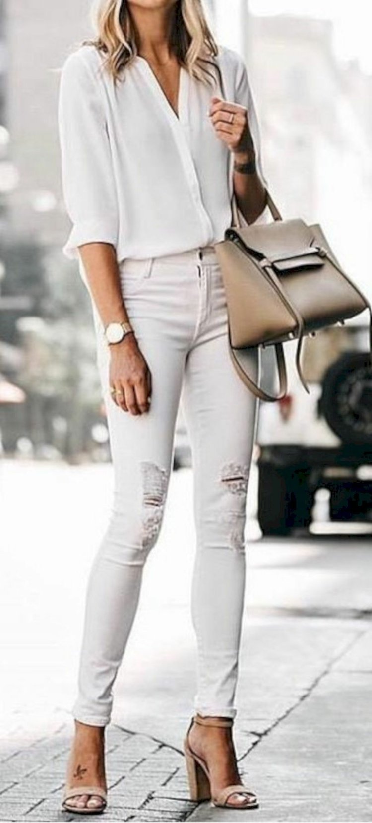Weiße Jeans kombinieren mit Jacke und Sneakers