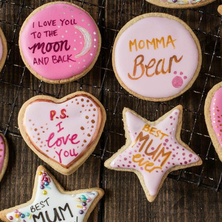 Zum Muttertag Grüße und Glückwünsche auf die Kekse schreiben