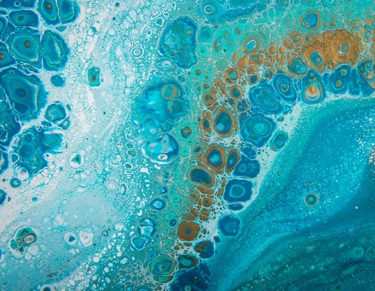 acryl gießen und ein kunstwerk mit fluid technik kreieren blaue farbnuancen und figuren erstellen