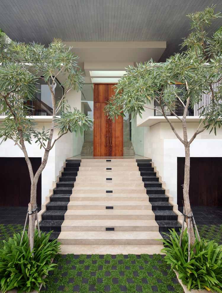 außentreppen belag mit marmor stilvoll und elegant vor der haustür mit design aus holz und pflanzen wie bäume