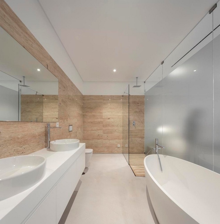 badezimmer mit spiegel duschkabine doppelwaschbecken und badewanne stilvoll gestaltet