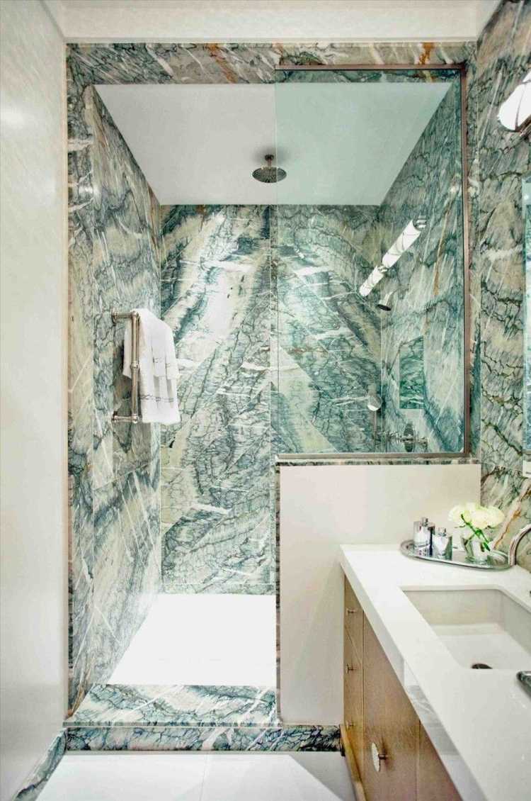 begehbare Dusche mit Glaswand Wandgestaltung mit Fliesen in Marmoroptik grün