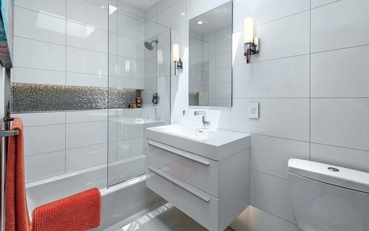 beleuchtung für wandnische im badezimmer mit badewanne in weiß mit glastrennwand und badeschrank