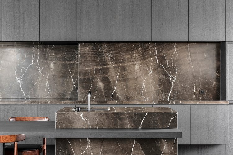 braune küchenrückwand in kombination mit küchenschränken in grau für geschmacksvolles design