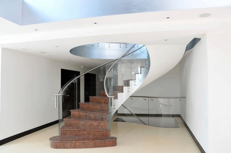 brauner marmor und glas als fallschutz für moderne treppenhaus verwenden