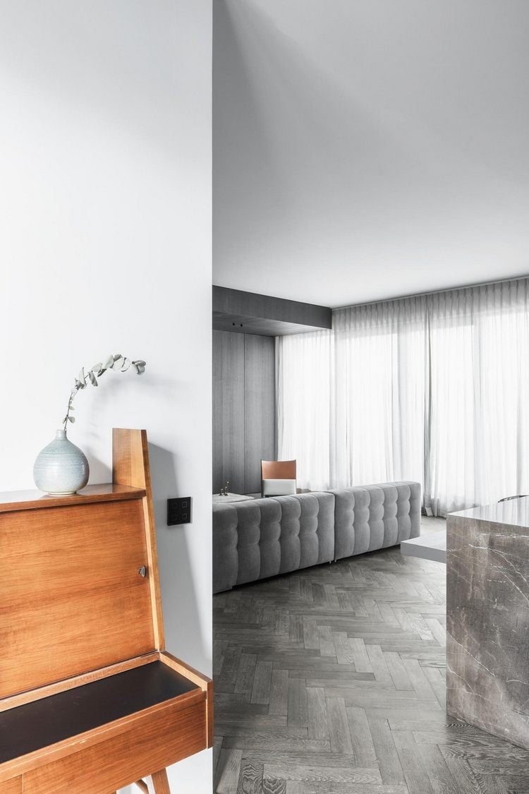 designer loftwohnung mit grauen und erdigen farben und platten aus marmor parkettboden retro stil klavier