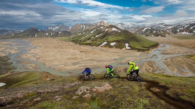 fahrradtour mit freunden in den bergen mit mountain bikes schöne landschaft genießen