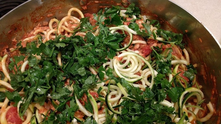 fleischgericht mit spaghetti und viel petersilie keto diät zum abnehmen und low carb essen zubereiten